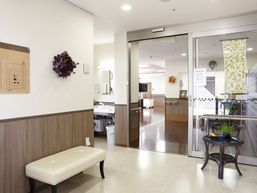 玄関ホールから見た施設内の様子