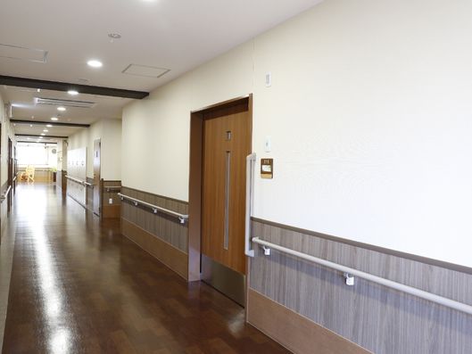 広い廊下の壁の手すり