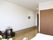 施設利用者の部屋はゆとりのある空間を確保しているので車いすでも出入りが可能である。また木目調の開き戸タイプのクローゼットがある。
