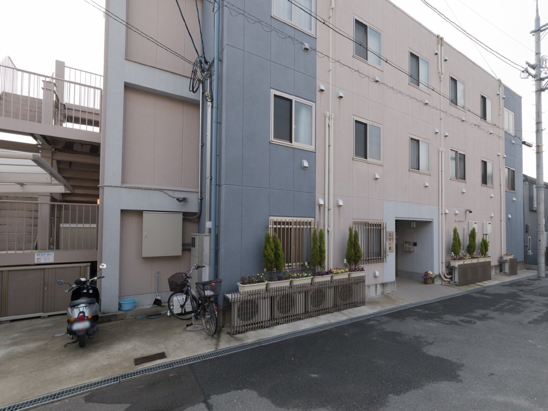 落ち着いた色合いの建物外観