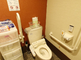 介護施設内の清潔なトイレの様子