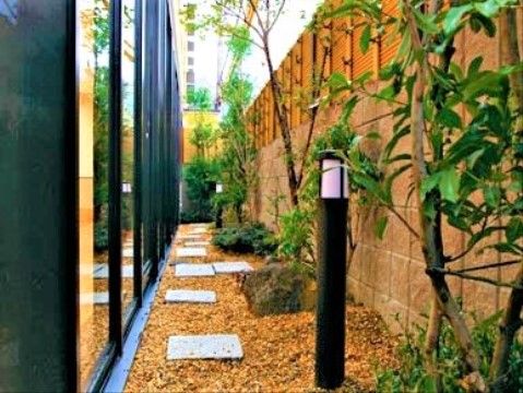 ロイヤル・ライフ河内の郷の外観。黄色をメインにした明るい外観です。あたたかく元気がでる施設外観です。