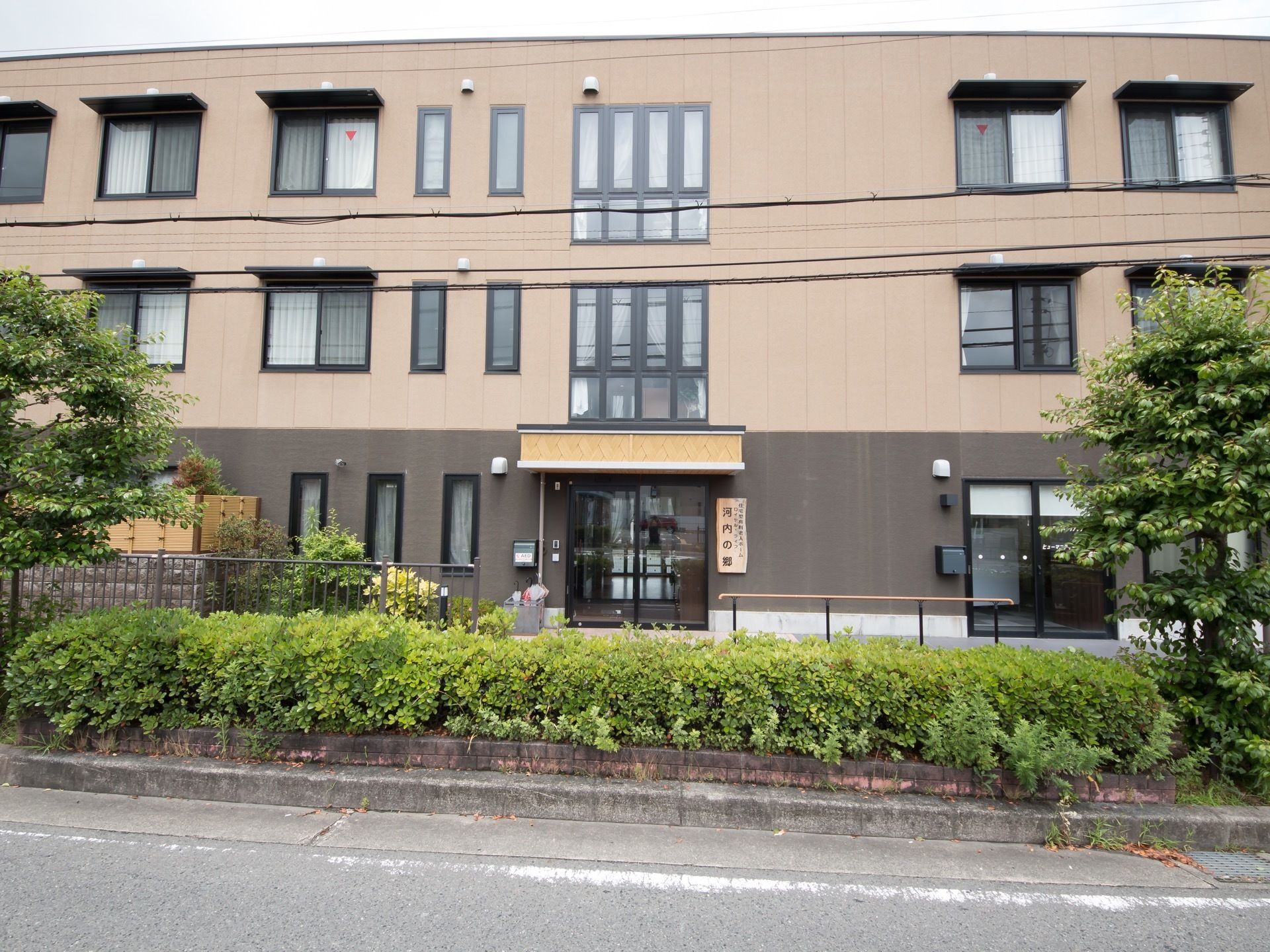 施設は３階建ての構造になっている。１階部分の外壁の色が２階から上と違い、ややダークな風合いになっている。