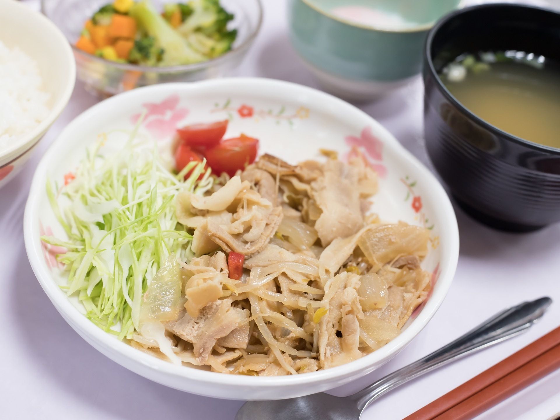 施設では、入居者の毎日の食事を提供している。通常の料理のほか、リクエストや状態に応じて流動食や嚥下食も出せる。