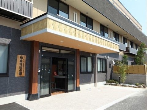 和泉寺田の郷のエントランス。大きな自動ドアを採用しており、車いすでのご利用が楽に行なえます。