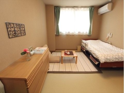 和泉寺田の郷の居室。ご自宅より生活用品・家具を持ち込んでの居室環境をお作りいただけます。