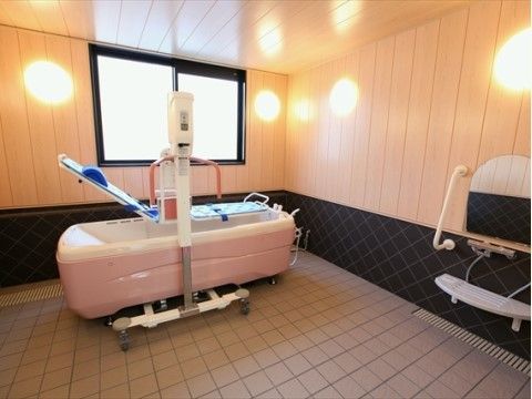 和泉寺田の郷の介護浴室、充実した浴室環境を整えております。ご負担の少ないご入浴ができます。