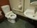 トイレは洗浄機能が付いた洋式である。壁には手すりや緊急時にスタッフを呼び出すことができるボタンが取り付けられている。