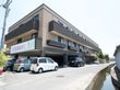 施設は３階建てで、大きな建物である。玄関前のスペースには屋根を設置しており、雨の日も濡れる心配がなく安心である。