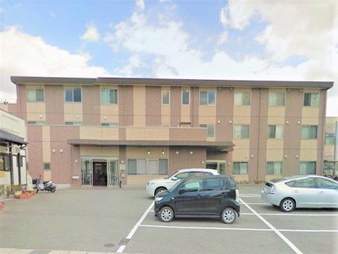 シャンティいなみⅠの外観。大きな駐車場を完備しておりますので、ご来訪時はお車でのお越しができます。