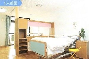 ゆったりとした個室の寝室