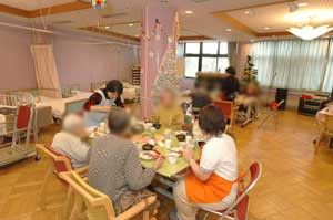 食事を楽しむ皆さん