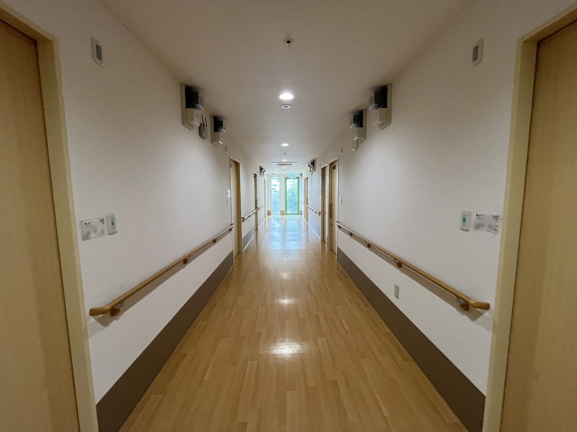 手すり付きの長い廊下