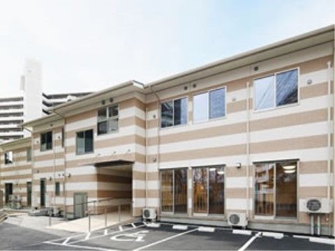 ボーダー模様で2階建ての建物