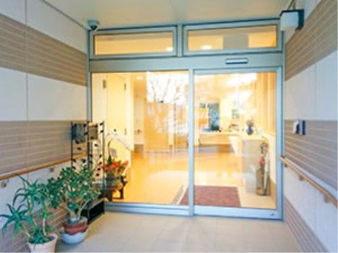 植木が飾られたエントランス