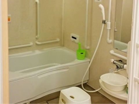 手すりが設置された個浴