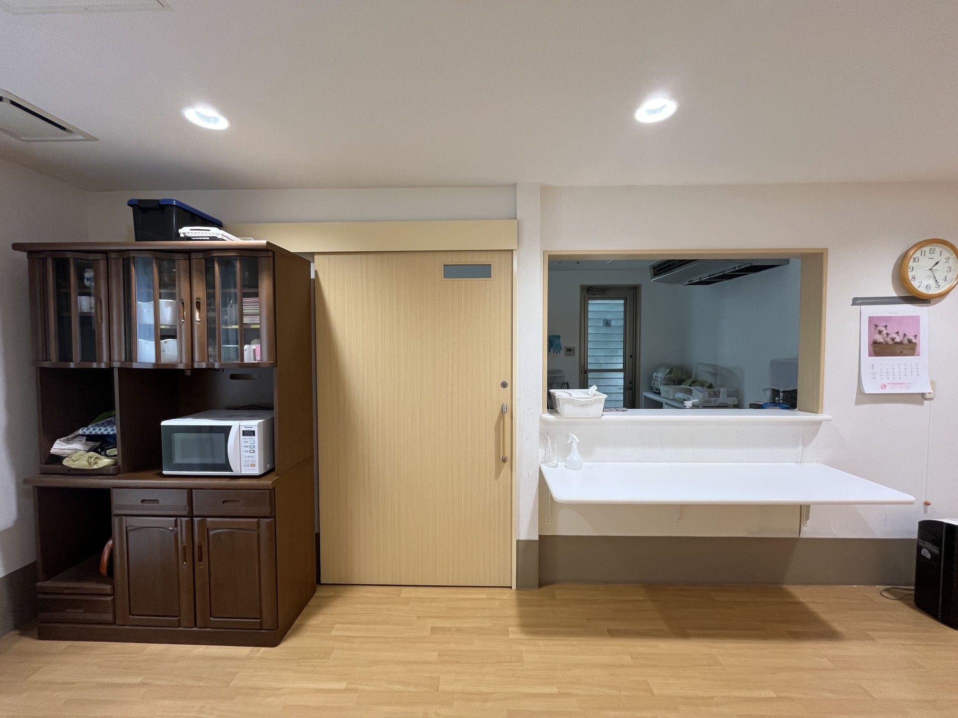 木製棚とカウンターの部屋