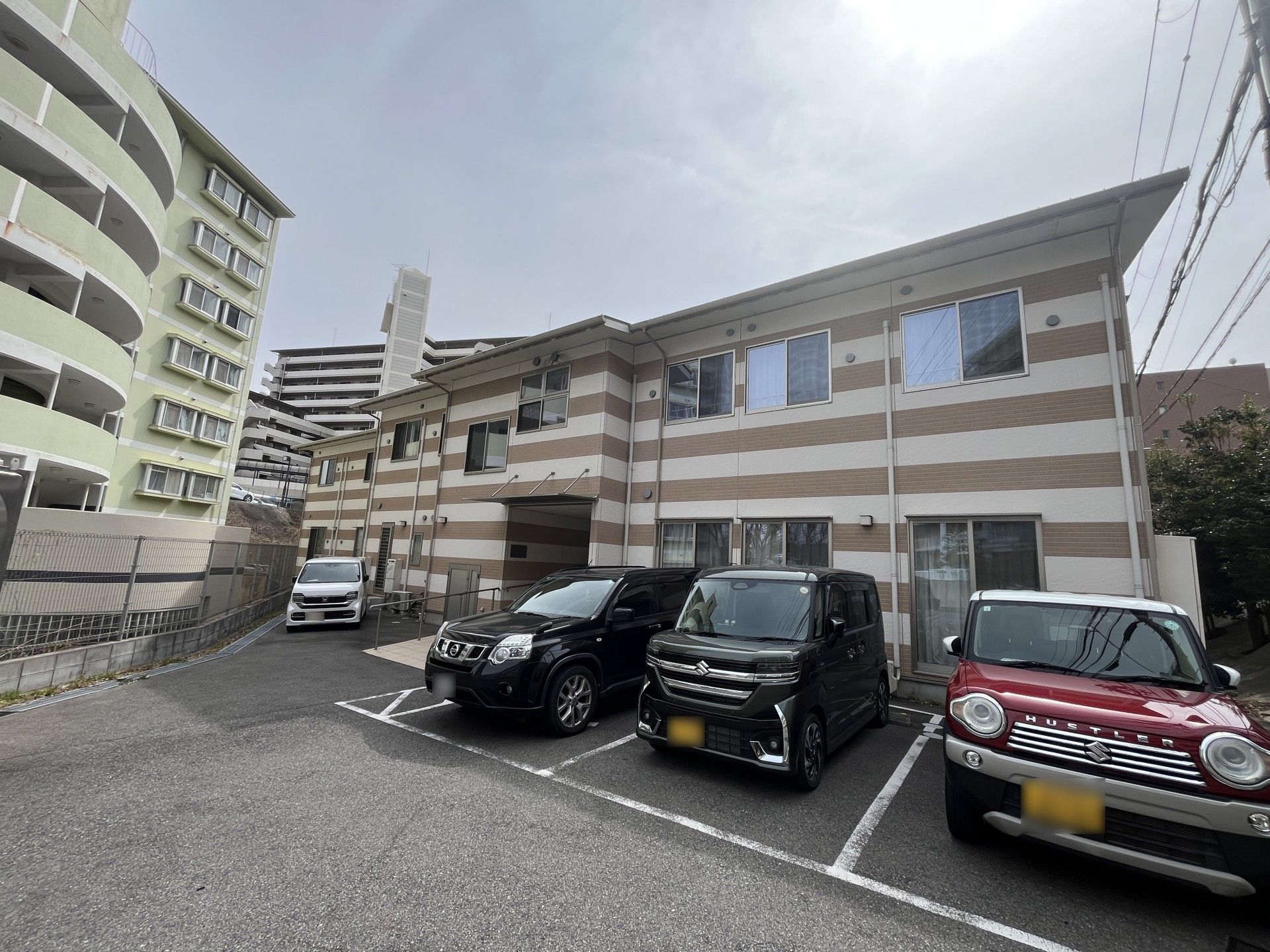 駐車場のある建物外観