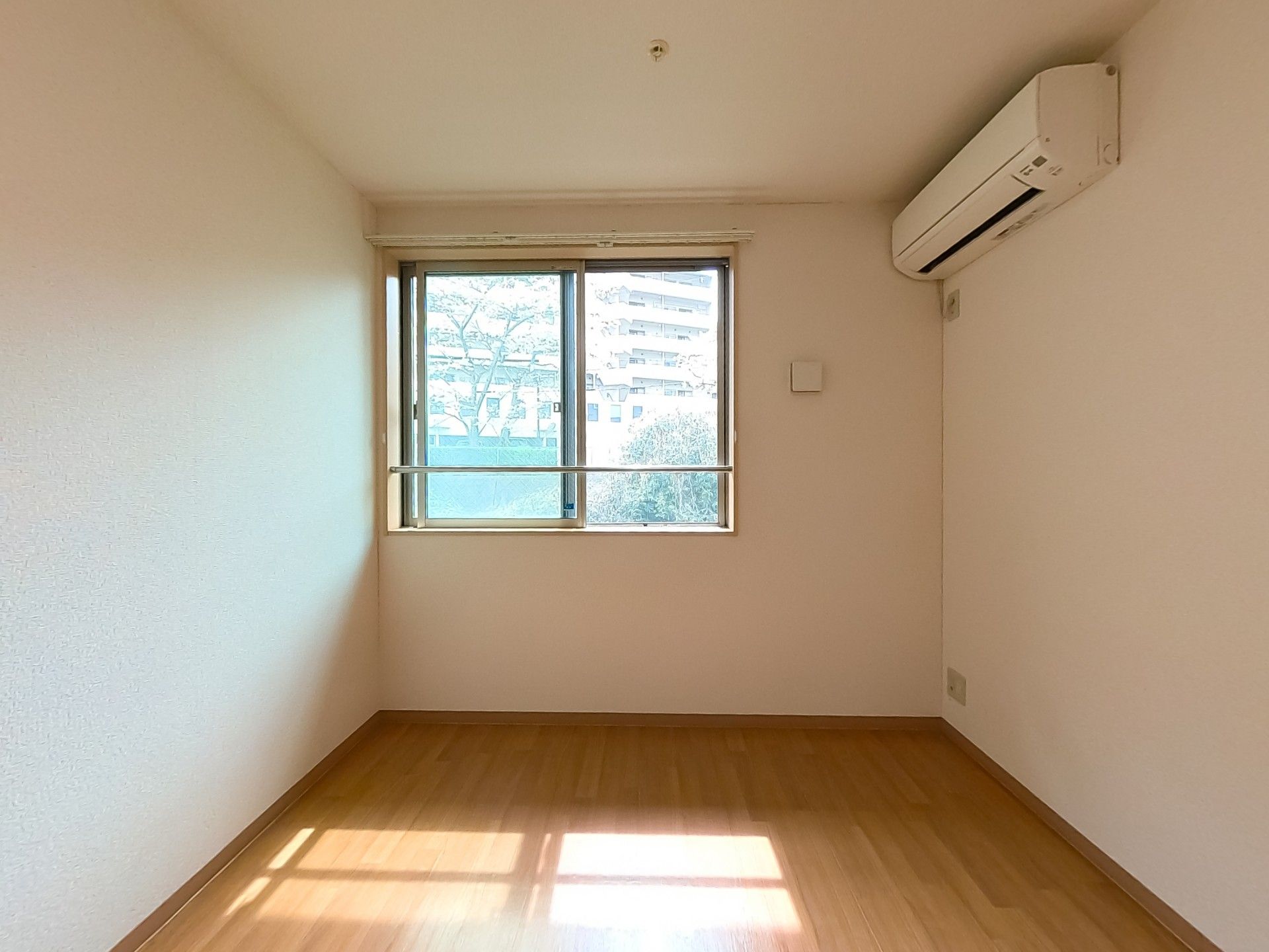 日差しが差し込む部屋