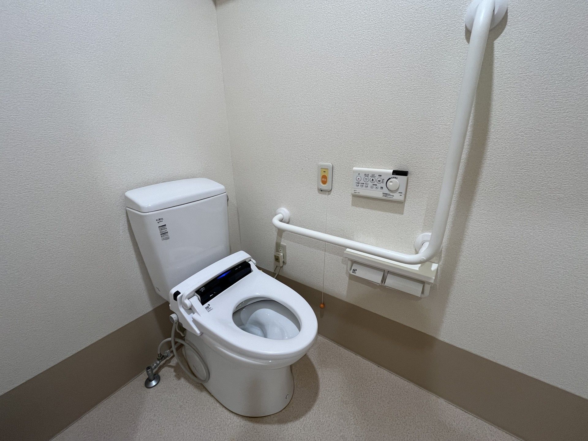 手すり付きのトイレ
