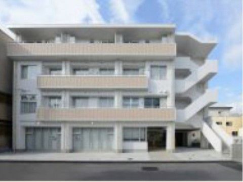 集合住宅のようなイメージの白い壁が爽やかな外観。４階まであり、各階にはベランダがある。広々としたエントランスで出入りしやすい。