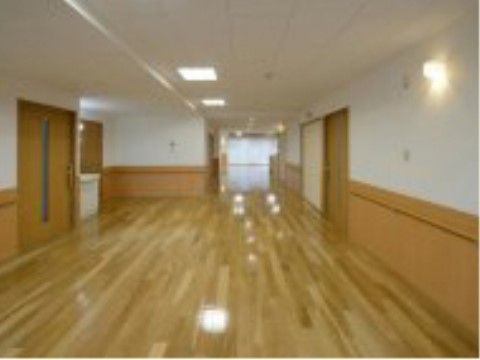 広々としたフローリングの廊下は車椅子をご利用の方も楽に移動できる。各部屋への出入り口も十分な広さが取られている。