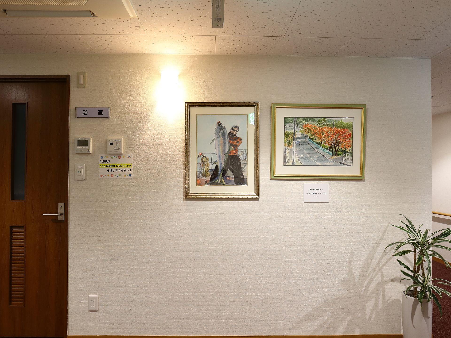 通路にはイラストが施され、かわいらしい雰囲気となっている。観葉植物などもあり、あたたかみのある通路になっている。