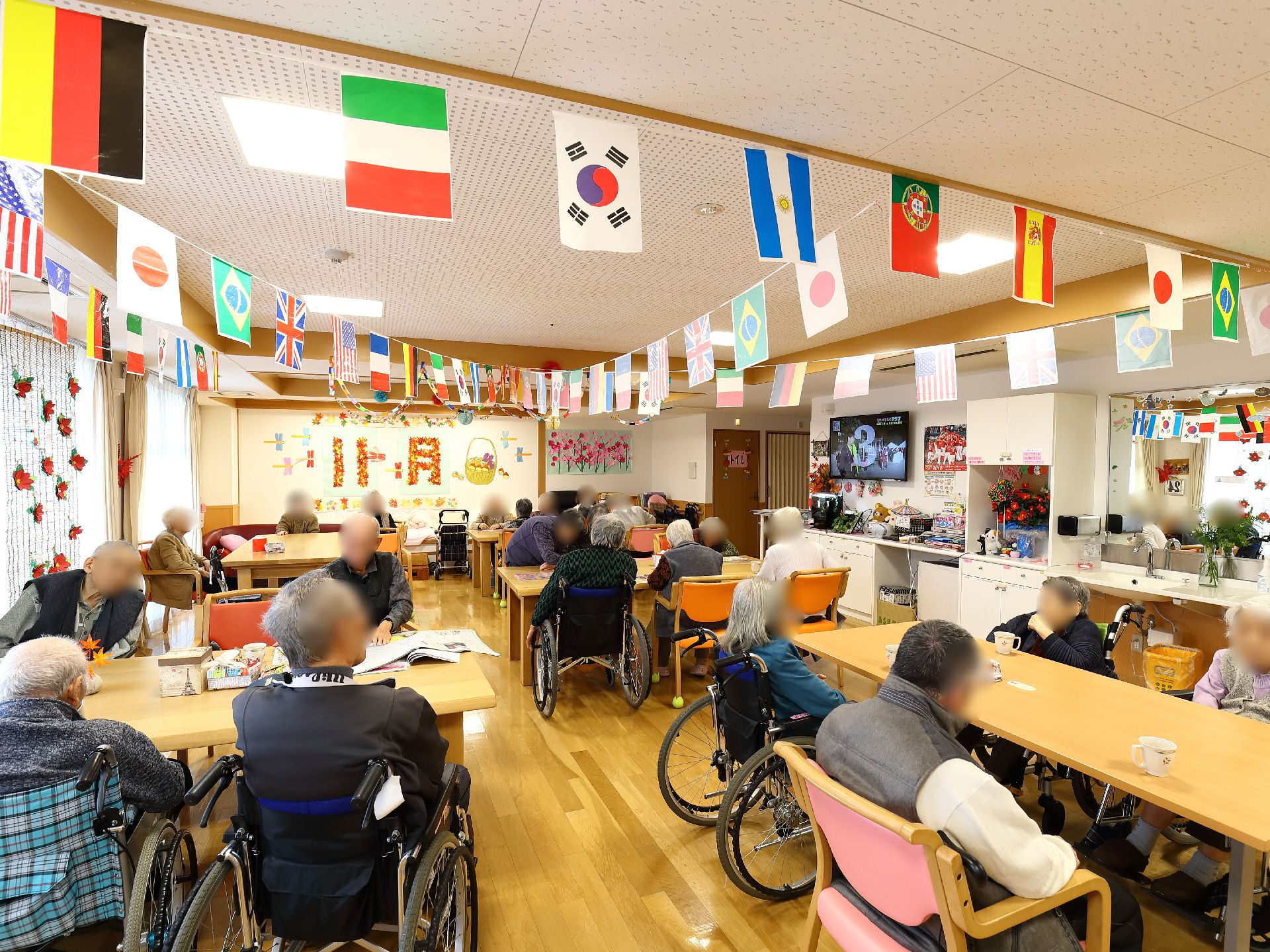 部屋中に鮮やかな装飾がされて盛り上がっている、誕生日会のイベント