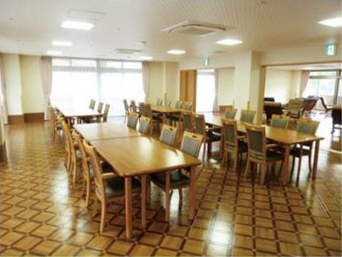 ルミエールまるやまの食堂。大きく開けたこちらの空間は、毎日大勢の入居者様で賑わっております。