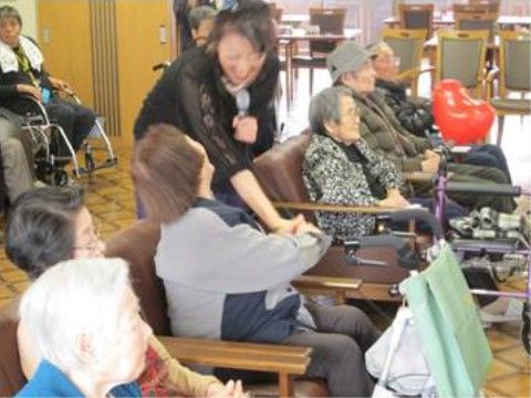 ルミエールまるやまのレクリエーション。毎日様々なレクリエーションを行っており、内容や運動レベルにおいても多くのバリエーションに富んでいるので、無理することなくご参加いただけます。