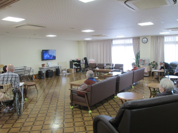 広々とした明るい共有スペースである。同じ方向に向けて、複数のソファが設置されており、ゆったりと座ってくつろぐことができる。