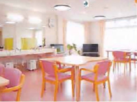 室内の一角にはテレビが設置してあり、その近くには観葉植物が飾られている。また、コンパクトなサイズの水槽が置かれている。