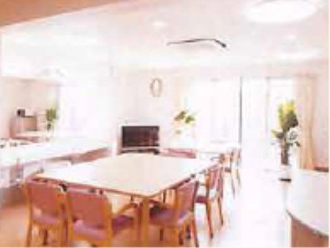 窓から降り注ぐ日の光と室内の照明とによって、明るい雰囲気のラウンジとなっている。入居者様は室内中央に集まり、テレビを観ることができる。