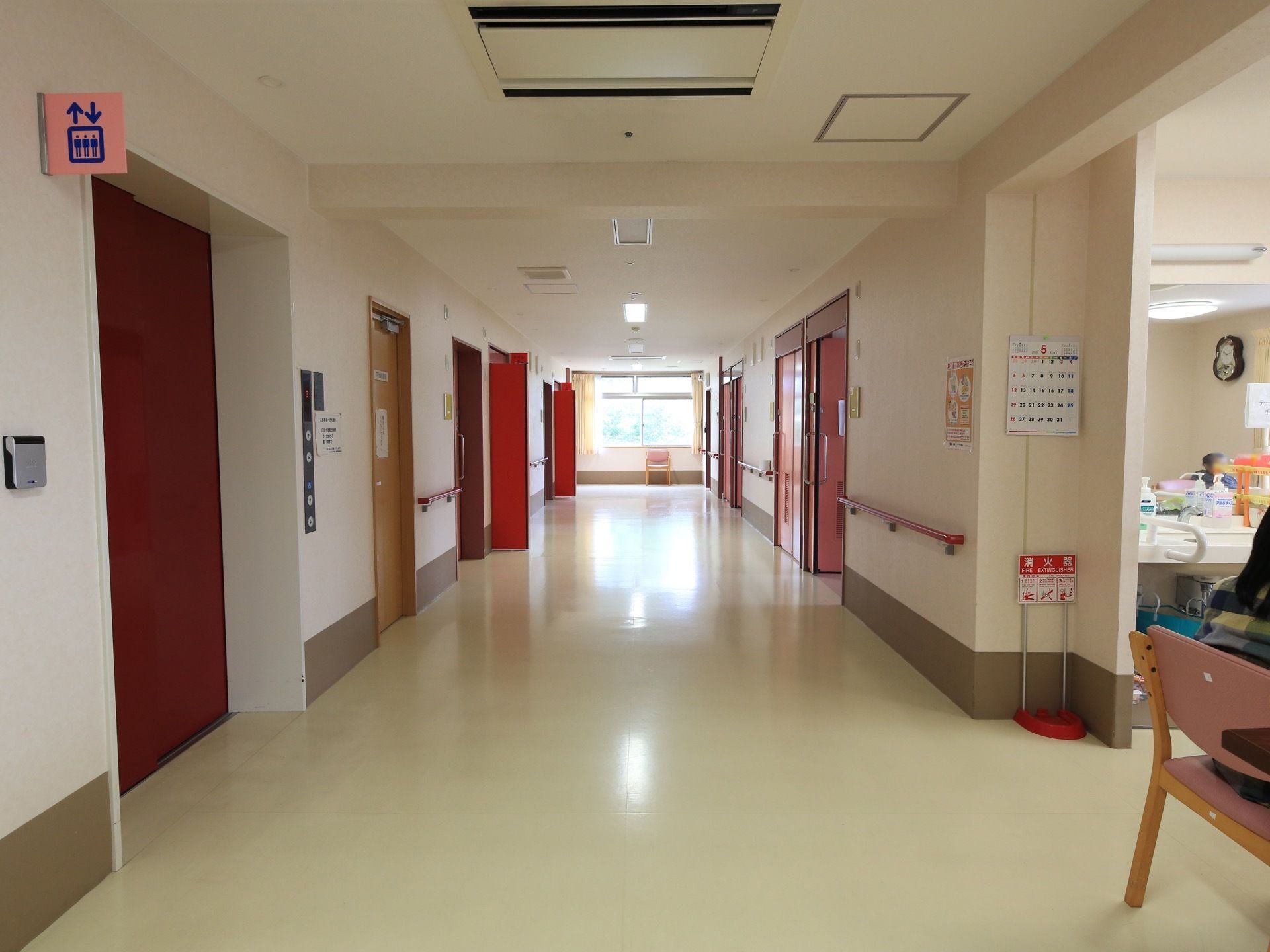 廊下の突き当たりに窓が設置され、日中は外の日を室内に取り込めるように造られている。道幅も広々としていて、ゆったりと通行できる。