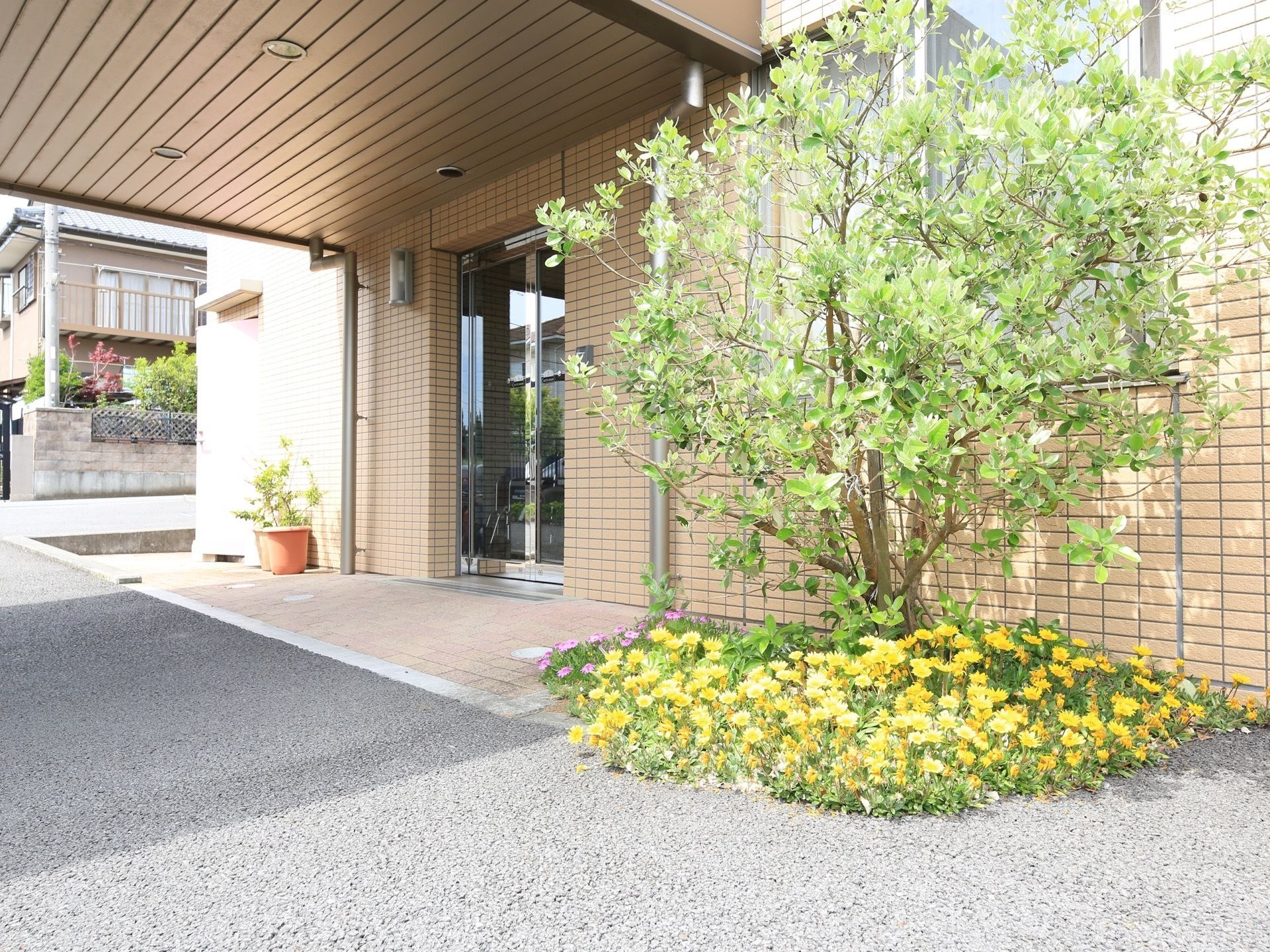 屋根付きのエントランスを車寄せとして利用すれば、移動距離も少なく入居者様に負担なく外出することができる。