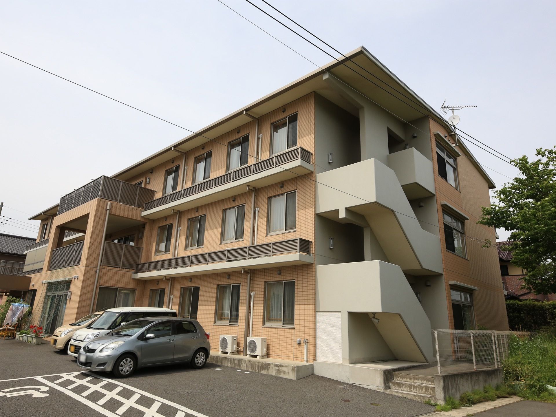 施設はタイル貼りの美しい、３階建ての集合住宅のような外観。周囲に高い建物がないので、日当たりが良く過ごしやすい。