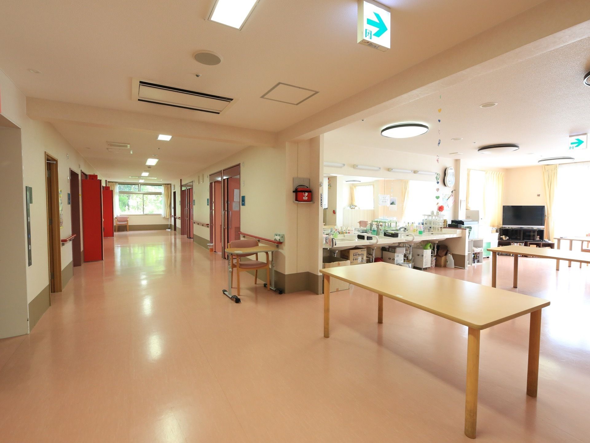 施設内を常に適温に保つために、居室や共有スペースだけでなく、廊下にも天井つけの空調設備を完備している。