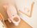 全ての居室は個室トイレを備えている。温水洗浄便座となっており、使用のためのボタンは体を捻らずに右手だけで操作できる。