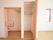 居室内のトイレと収納は、室内の同じ張り出しの所にとなりあった形で配置されている。衣類のクローゼットは折り戸式になっている。