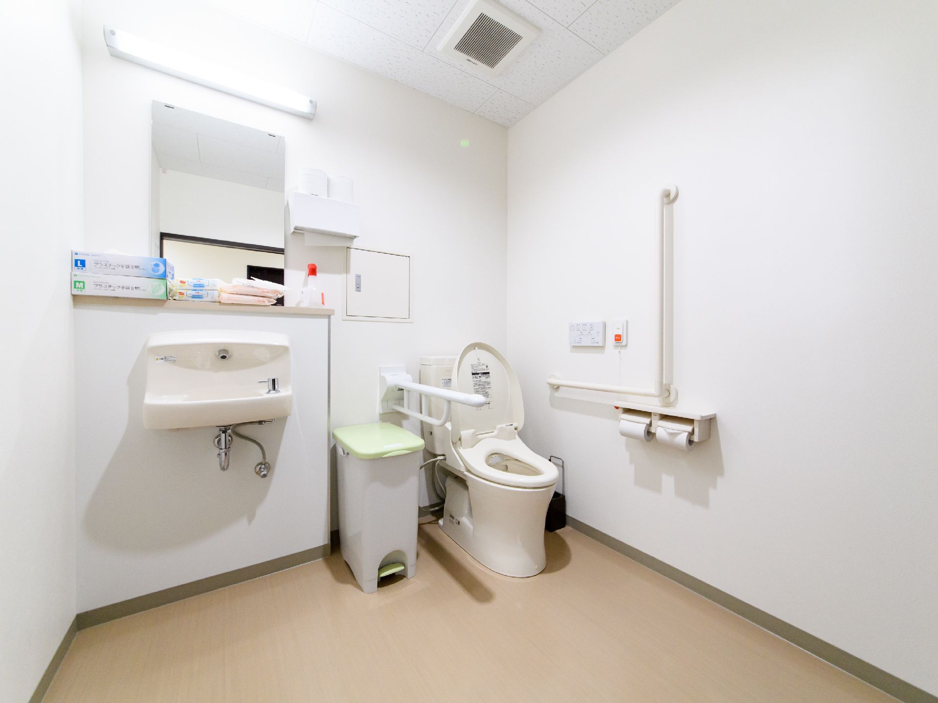全体的に白を使用した清潔感のある広々としたトイレには鏡や手洗い台が設置されている。緊急の場合用のナースコールも取り付けられている。