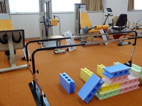「シニアハウス笑楽 東住吉」のトレーニング機器。歩行訓練、筋力回復とトレーニング部屋を用意している。