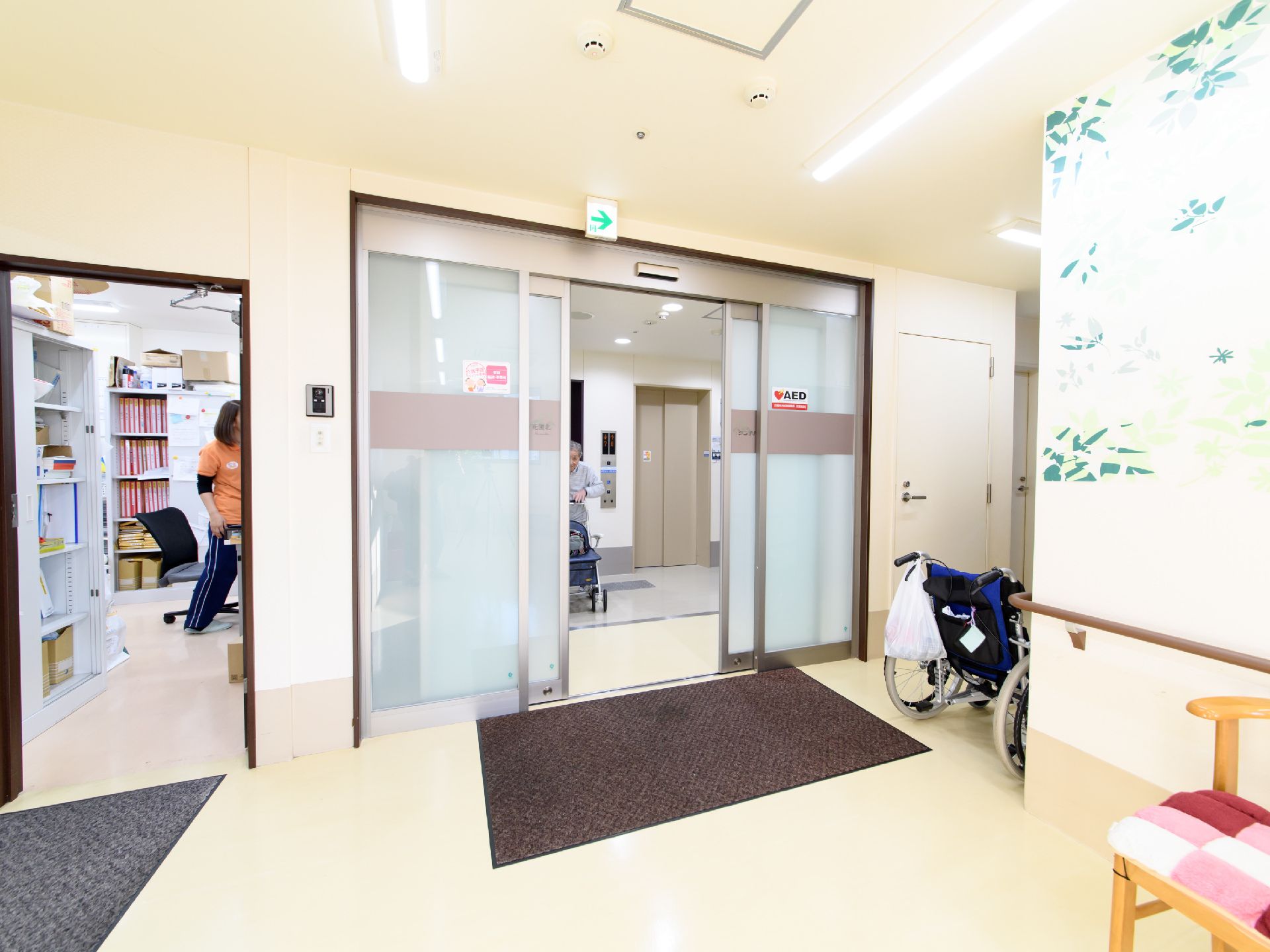 広々とした明るい雰囲気の入り口。車椅子の方もスムーズに出入りできる広く開閉する自動ドアが設置されている。