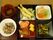 食事は栄養のバランスを考え、豆と野菜の煮物や肉団子、青菜の和え物等が仕切りのある白いプレートにきれいに盛り付けられている。