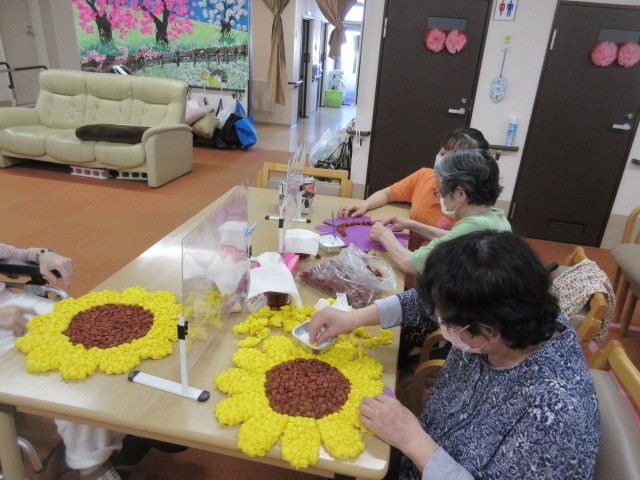 手芸活動をする居室