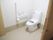 「よつ葉ホーム三田」のトイレ。介助手すり、緊急コールと広めのトイレになっている。