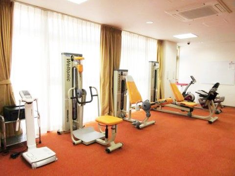 「よつ葉ホーム三田」のトレーニングルーム。リハビリの器具を設置しており、機能向上や筋力アップに繋がる。