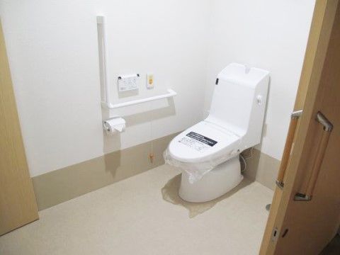 「よつ葉ホーム三田」のトイレ。車椅子の方、スタッフが介助しやすいトイレになっている。