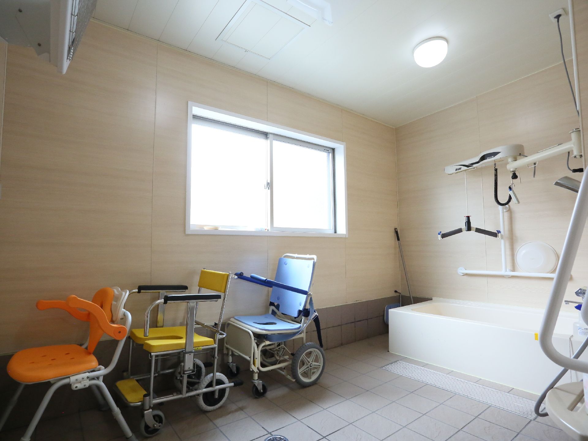 入浴介護の設備が整っており、入浴用車椅子が複数置かれた広い浴室