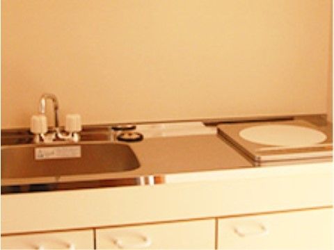 「美里の風」の居室・キッチン。IHキッチンを完備し、簡単な料理ができる。