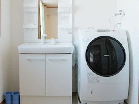 「美里の風」の洗面台・洗濯室。衣類の洗濯を、居室で行える。